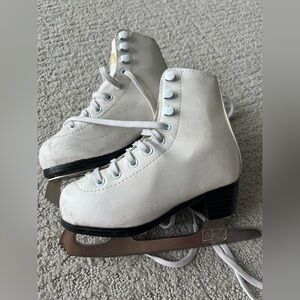 American Athletic girls skates, 9, very good used condition